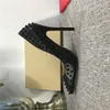 Envío Gratis Nude Patent Leather Rivet Spikes Dedos en punta Zapatos de tacones altos Mujeres Lady Zapatos de boda de cuero genuino Bombas Tacones de aguja