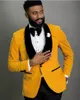 Popular One Button Yellow Velvet Side Vent Groom Tuxedos Shawl Lapel Padrinos de boda Trajes para hombre Boda / Baile de graduación / Cena Blazer (Chaqueta + Pantalones + Corbata) K295