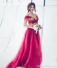 2019 Arabiska Dubai Modest Gold Appliques Red Bridesmaid Dress Off Axes A Line Bröllop Guest Maid of Honor Gown Plus Storlek Anpassad Made