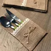 Grossist naturliga jute bestick knivar och gafflar bestick set silverware bag innehavare burlap spets fest bröllop dekor