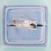 Delicato anello da donna con zirconi ovali, pietre pavimentate, croce, regalo di compleanno per anniversario di alta qualità per la moglie, fidanzata
