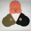 Designer-Mütze, Wintermütze, Strickmütze, 100 % Acryl, schlicht gefärbter Lederaufnäher, Winter-Schädel, dickere Beanie-Mütze