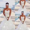 2022 Vintage Plus Size Abiti da sposa a sirena africana Sweetheart Sash Cintura con perline di cristallo Organza Ruffles Abiti da sposa formali personalizzati a strati