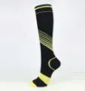 Chaussettes de compression à hauteur du genou à rayures en V Hommes Femmes Chaussettes de sport en coton Fit Athlétique Running Infirmières Vol Voyage Récupération Bas S / M L / XL