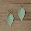 Boucles d'oreilles en forme de larme en cuir Boucles d'oreilles feuille légères Boucles d'oreilles goutte pétale pour femmes filles Accessoires de mode Cadeaux de la Saint-Valentin