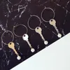 Mode Unique Special Luxury Designer Key Pearl Circle Pendant Drop Dangle Kandelier Stud Örhängen för Kvinna