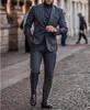 2019 Smoking da sposa grigio scuro primaverile con risvolto a punta Abiti formali da uomo Smoking da sposo Groomsman Wear Custom Made (giacca + pantaloni)