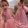 Nouveau Pas Cher Rose Fleur Filles Robes Pour Mariages Col Haut Fait À La Main Fleurs À Volants Tulle Haut Bas D'Anniversaire Fille Communion Pageant Robes