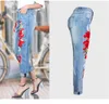 Kvinnors sträcka lösa jeans kvinnor byxor färgblommor 3d broderi hål byxor plus storlek 20 21