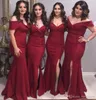 Seksowne Tanie Proste Burgundy Druhna Dresses Off Side Side Split Długa pokojówka Suknie Honorowe Plus Size Wedding Guest Dress Rates