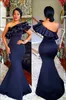 2020 Navy Blue Long Mermaid Bridesmaid Dresses One Shoulder Ruffles Satin Golvlängd För Bröllop Afrikanska Kvinnor Formell Party Gowns Vestidos