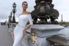 Neueste weiße Meerjungfrau Brautkleider Bateau-Ausschnitt Knopf Perlen Split Ärmel Brautkleid Gürtel nach Maß Satin Vestidos De Novia