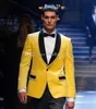 Popularny jeden przycisk Żółty Velvet Groom Tuxedos Szal Lapel Groomsmen Mens Garnitury Wedding / Prom / Dinner Blazer (Kurtka + Spodnie + Krawat) K306