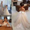 2022 Bloemenmeisje met lange mouwen voor bruiloften kanten baljurk eerste communie jurken voor meisjes kralen sweep trein gezwollen optochtjurken