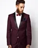 Classy Burgundy Wedding Mens Passar Slim Fit Brudgum Tuxedos För Män Två Stycken Groomsmen Passar Billiga Formella Business Jackor med Bow-Tie