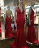 Rüschen-Schleppe-Abschlussballkleid 2020, Meerjungfrau, Neckholder, tiefer V-Ausschnitt, roter Satin, Festzugskleider für Damen, langes, ärmelloses, formelles Event-Partykleid mit offenem Rücken