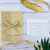 Uygun fiyatlı romantik altın lazer kesim dantel düğün davetiyesi, çiçekler zarif parti davet eder, zarf ile özelleştirilmiş ek parça