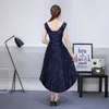 Mörk Navy Hi-Lo Bridesmaid Dresses Lace V-Neck Empire Waist Main of Honor med sash ära Brudklänningar