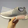 Orijinalleri NMD R1 Ayakkabı Örgü Üçlü Siyah Beyaz Krem Somon Şehir Spor Tasarımcısı Koşu Ayakkabı Sneakers Spor Ayakkabı Sandalet ...