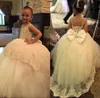 New Hot Puffy Flower Girls Abiti senza spalline Appliques in pizzo Perline Abito da ballo principessa Fiocco grande Compleanno Ragazze Comunione Abiti da spettacolo