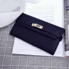 Fabrik Großhandel Frauen Tasche Joker Leder lange Brieftaschen Mode Schnalle Clutch-Taschen eleganter Gürtel verziert Damen Brieftasche Mode Leder Handtasche