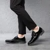 Homens artesanais Sapatos formais Patente de couro de couro de negócios de casamento trajes vestido mocassins homens preto Oxford Bride Tênis