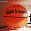 Reklama Gra inflacyjna do koszykówki Pokazuje nadmuchiwane koszykówki na spotkanie sportowe