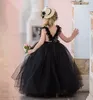 Schwarzes Ballkleid-Blumenmädchenkleid, bauschiger Tüll, Spitze, Flügelärmel, offener Rücken, günstige Mädchen-Festzug-Kleider für Gothic-Hochzeitskleider für Kinder