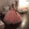 Abito da ragazza di fiori con applicazioni di perline rosa Abito da ragazza di fiori con applicazioni 3D per la cerimonia nuziale Tulle Abiti da spettacolo per ragazze con spalle scoperte Abiti da comunione