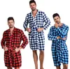 Män Buffalo Plaid Bathrobes 7 Färger Soft Flannel Gown Medium Long Nightgown Varm Vinter Hem Robes OOA6738