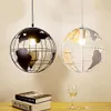 Chaud EN stock Lustres modernes Globe Pendentif Lumières Noir / Blanc Couleur Pendentif Lampes pour Bar / Restaurant Boule Creuse Plafonniers