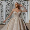Luxury Ball Gown Wedding Dress V-Neck Långärmad Sweep Train Applique Lace Sequins Bride Dress Ruched Tulle Custom Gjorda Brudklänning