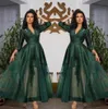 Dark Green V Neck Satin Suknie Wieczorowe Długie Rękawy Tulle Koronka Aplikacja Ruched Kostka Długość Prom Formalne Nosić Suknie Party