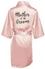 Braut Brautjungfer Robe mit weißen schwarzen Buchstaben Mutter Schwester der Braut Hochzeitsgeschenk Bademantel Kimono Satin Robes2227