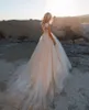 2020 Abiti da sposa da spiaggia A Line Gioiello Collo Senza maniche Applicazioni Abito da sposa in tulle Sweep Train Abiti da sposa Boho