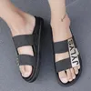 Nyaste europeiska varumärke sommar tofflor designer sandaler män andningsbara strand flip flops casual slip-on flats sandaler män skor gratis frakt