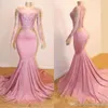 2022 Charming Pink Sheer Sheer Longa Mangas Longo Mermaid Vestidos de baile de renda dourada Aplique Sweep Festa formal Festa de noite Vestidos BC0589