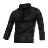 Mans Leather Jacket Zipper Roupa de couro Casual Couro Pu Brasão com 3 cores Asiático Tamanho M-3XL roupas soltas