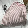 Den nya kvinnornas stripe tidigt fall tunna t-shirt med en rund hals och långa ärmar för kvinnors lösa passande midlängdsblus