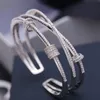 Personlig Vit Guld Iced Out CZ Cubic Zirconia 3 Lager Kors Håled Open Manschettkropp Bangle Armband Women Wedding Engagement Jewerly