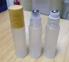 曇った透明なガラスローラーボトルのバイアルのコネターのコンテナーとメタルローラーボールと木の穀物のプラスチックキャップのエッセンシャルオイル香水5ml 10ml