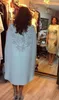 Underbar Silver Lace Appliced ​​Mother of the Bride Suits Dresses With Cape Formal Women Wedding Dresses Mellanöstern Dubai Dress