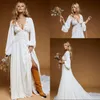 2020 Bohemian vestidos de noiva V profundo Neck oco Voltar Leg Dividir manga comprida Vestidos de casamento Sweep Trem Chiffon Boho vestido nupcial