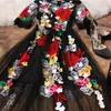 Luxe jurk nieuwe 2018 zomer mode ontwerper nieuwe elegante bloem borduurwerk appliques zwart mesh slanke vrouwen vintage lange jurk T5190615
