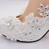 Sapatos de casamento de noiva com cristais de renda de designer para noiva 3D floral apliques de salto alto plus size dedo do pé redondo com strass sapatos femininos para formatura