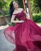Ny designer Burgundy Ball Gown Bröllopsklänningar Lace Appliques Off Shoulder Tiered Tulle Sweep Train Long Wedding Dress Birdal Gowns
