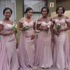 Nigeria Plus Size Bruidsmeisjes Jurken voor Bruiloft Roze Off Shoulder Mermaid Maid of Honor Jurken met overskirt Floor Lengte Bruidsmeisjesjurk