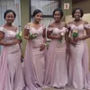 Nigéria plus tamanho vestidos de dama de honra para casamento rosa off ombro sereia empregada de honra vestido com overskirt chão comprimento dama dama dama dama