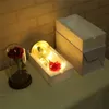 Grinaldas Flor da Vida Eterna Rosa Vermelha Artificial e Luz LED com Pétalas Caídas em uma Cúpula de Vidro em uma Base de Madeira Decoração de Festa de Casamento C181