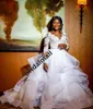 Vestidos de novia árabes de talla grande con apliques de encaje Cuello en V profundo Mangas largas Vestidos de novia Volantes escalonados Vestidos de boda africanos Robe 327e